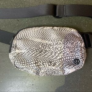 Lululemon Everywhere Belt Bag